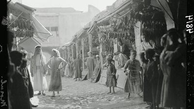 1932: Iraqi vendors and customers in the shoe market
