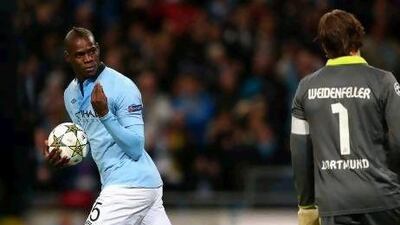 Mario Balotelli gestures toward Roman Weidenfeller, the Borussia Dortmund goalkeeper, after scoring from the penalty spot. Alex Livesey / Getty Images