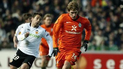 Valencia's Jordi Alba, left, chases after Werder Bremen's Aaron Hunt in the first leg at the Mestalla last week.
