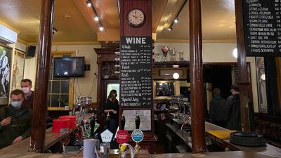 Customers wearing face masks leave a pub in London, England. REUTERS/Simon Newman