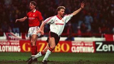 Mark Robins celebrates scoring for Manchester United against Nottingham Forest in a 1990 FA Cup match.