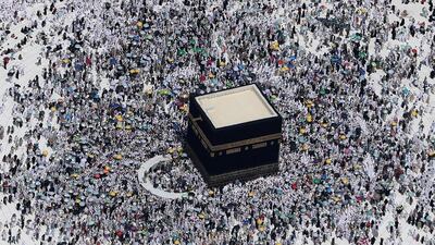 Muslim pilgrims circumambulate the Kaaba, Islam's holiest shrine, at the Grand Mosque in Saudi Arabia's holy city of Mecca on September 2, 2017, during the annual Hajj pilgrimage. / AFP PHOTO / KARIM SAHIB