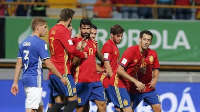 Diego Costa celebrates with his teammates after scoring. JL Cereijido / EPA