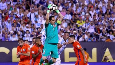 Claudio Bravo of Chile stops a shot against Argentina. (Elsa/Getty Images/AFP)