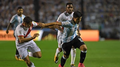 Peru's Aldo Corzo (L) and Argentina's Marcos Acuna vie for the ball during their 2018 World Cup football qualifier match in Buenos Aires on October 5, 2017. / AFP PHOTO / EITAN ABRAMOVICH