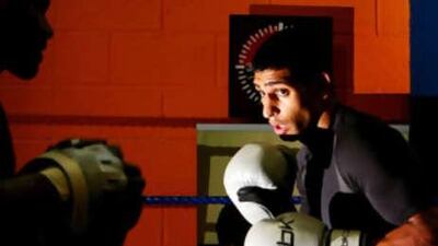 The lightweight British boxer Amir Khan will fight US-based Irishman Oisin Fagan in London on Dec 6 2008.