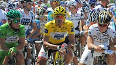Team Saxo Bank's Fabian Cancellara, centre, flanked by Team Columbia's Mark Cavendish, left, and Tony Martin wait for the start of yesterday's fifth stage of the Tour de France.
