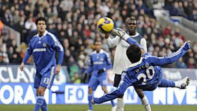 Deco scores his spectacular scissor kick.