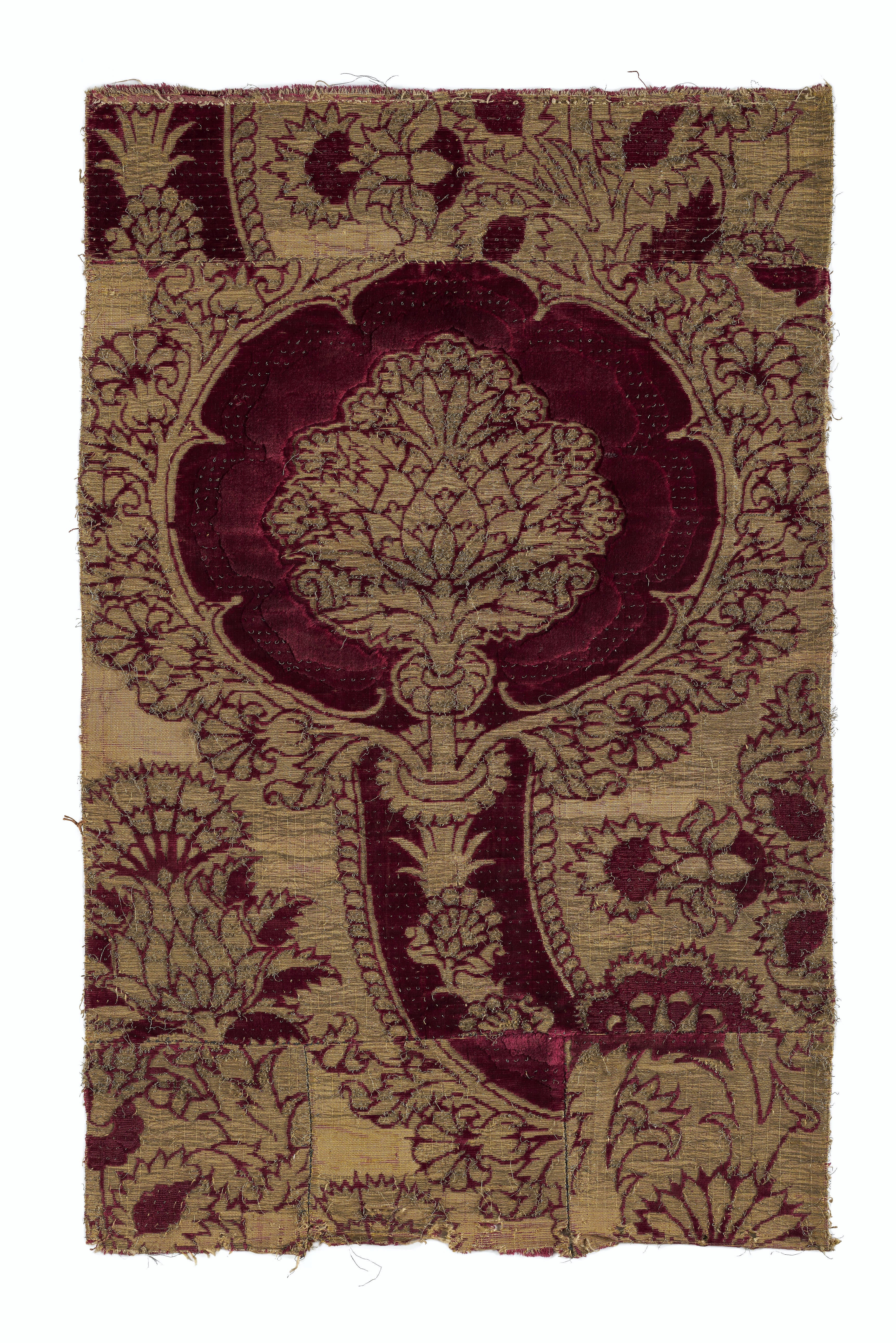 Three Medallion Mamluk Carpet Egypt, Cairo 1450–1500. Photo: ©Department of Culture and Tourism – Abu Dhabi / Hervé Lewandowski