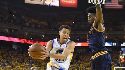 Cleveland Cavaliers player Iman Shumpert, right, tries to block a shot against Golden State Warriors player Stephen Curry, centre, in the first half of Game 5 of the NBA Finals at the Oracle Arena in Oakland, California, USA, 14 June 2015. EPA/BOB DONNAN