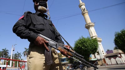 epa08340411 A Pakistani Security official stands guard at a checkpoint after the Sindh government announced complete lockdown to prevent people from participating in congregational Friday prayers in mosques, amid the ongoing coronavirus COVID-19 pandemic in Karachi, Pakistan, 03 April 2020. Countries around the world are taking increased measures to stem the widespread of the SARS-CoV-2 coronavirus which causes the Covid-19 disease. EPA/SHAHZAIB AKBER