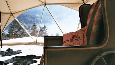 This futuristic alpine camp, made up of 15 geodesic-dome pods is a unique, green way to visit the Swiss Alps in style. Perched at an altitude of 1,400m and surrounded by a blanket of glistening white snow and panoramic mountain views, Whitepod is only acc???
