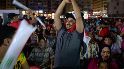Egyptians watch the 2019 Africa Cup of Nations (CAN) football match between Egypt and Zimbabwe at an open broadcasting event in Cairo on June 21, 2019. / AFP / MOHAMED EL-SHAHED