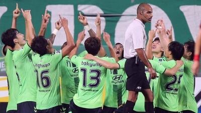 South Korea’s Jeonbuk Hyundai Motors players celebrate a goal by midfielder Leonardo against South Korea’s FC Seoul during their semi-final first leg of the Asian Champions League in Jeonju on September 28, 2016. AFP