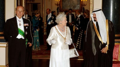 King Abdullah of Saudi Arabia, right, talks with Queen Elizabeth II and The Duke of Edinburgh before the State Banquet at Buckingham Palace in London on October 30, 2007. John Stillwell / AFP Photo