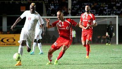 Tunisia's Nater Houcine, right, and Senegal's Dame Ndoye vie for the ball during the 2015 African Cup of Nations qualifying football match on October 10, 2014 in Dakar. AFP PHOTO / AZIZE BATHILY