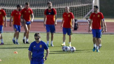 Spain manager Julen Lopetegui and his players at a team training session on Tuesday. Ballesteros / EPA