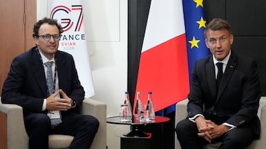 French President Emmanuel Macron, right, meets CEO Dario Amodei, whose Anthropic AI has been instructed by the US government to disable access to Claude Fable 5 and Mythos 5. AFP