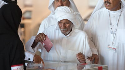 UAE - Umm Al Quwain- Sep 24 - 2011: An emirati man cast his vote in a box at the Ministry of Culture during the FNC elections. ( Jaime Puebla - The National Newspaper )
