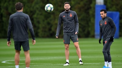 Chelsea defender Marcos Alonso, h striker Olivier Giroud (C) and midfielder Pedro attend a training session. AFP