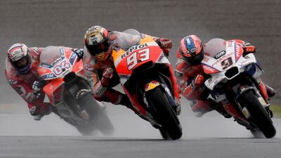 Honda rider Marc Marquez of Spain (C) leads Ducati rider Andrea Dovizioso of Italy (L) and Ducati rider Danilo Petrucci of Italy (R) during the MotoGP Japanese Grand Prix at Twin Ring Motegi circuit in Motegi, Tochigi prefecture on October 15, 2017. / AFP PHOTO / TOSHIFUMI KITAMURA