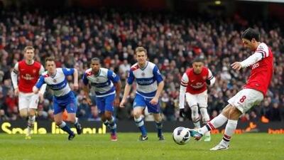 Arsenal's Spanish midfielder Mikel Arteta (R) scores his penalty during the English Premier League football match between Arsenal and Reading at the Emirates Stadium in north London, England, on March 30, 2013. Arsenal won the game 4-1. AFP PHOTO/IAN KINGTONì RESTRICTED TO EDITORIAL USE. No use with unauthorized audio, video, data, fixture lists, club/league logos or ìliveî services. Online in-match use limited to 45 images, no video emulation. No use in betting, games or single club/league/player publications. î *** Local Caption *** 810354-01-08.jpg