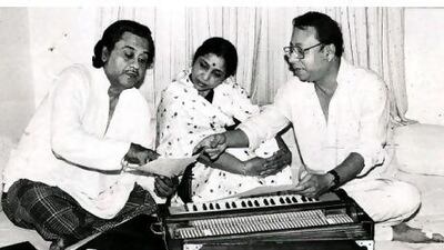 Bhosle with the singers Kishore Kumar and RD Burman in Mumbai in 1986.