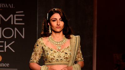 Soha Ali Khan presents a creation by designer Kavita Agrwal at Lakme Fashion Week. Photo: Sujit Jaiswal / AFP