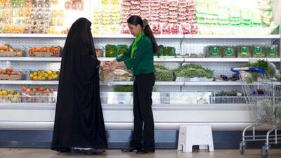 Buyers will pay more for locally grown food if it is certified pesticide-free, a survey finds.