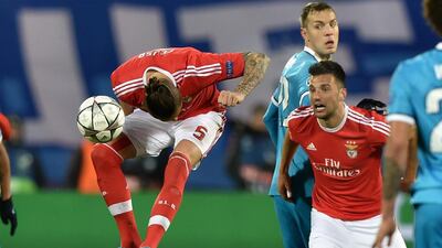 Benfica’s Serbian midfielder Ljubomir Fejsa heads the ball during the second-leg round of 16 Uefa Champions League football match FC Zenit vs SL Benfica at the Petrovsky stadium in St Petersburg on March 9, 2016. AFP PHOTO / KIRILL KUDRYAVTSEV