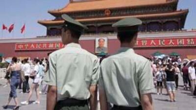 Chinese security forces cover Tiananmen Square ahead of the 20th anniversary of the June 4 crackdown on pro-democracy protesters, a day after Twitter and Hotmail Internet services in China were blocked.