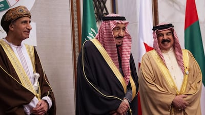 King Salman bin Abdulaziz of Saudi Arabia stands between his bahraini counterpart Hamad Al-Khalifa and Omani Deputy Prime Minister Fahd bin Mahmud al-Said. AFP / Saudi Royal Palace