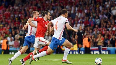 Wales' forward Gareth Bale, centre, runs for the ball with Russia's defender Sergey Ignashevich during their Euro 2016 group B match at the Stadium Municipal in Toulouse on June 20, 2016. AFP / Rémy GABALDA