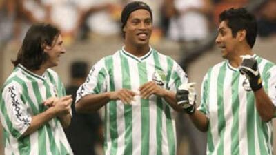 The Brazilian Ronaldinho is flanked by Lionel Messi (left, Argentina), and Jorge Campos (Mexico) before the starts of the Free Kick Masters competition in Houston.