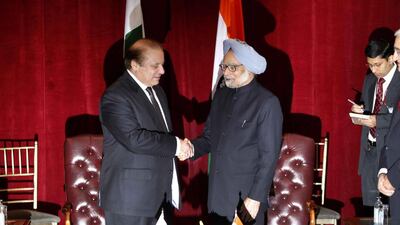 Pakistan's Prime Minister Nawaz Sharif (L) shakes hands with India's Prime Minister Manmohan Singh during the United Nations General Assembly at the New York Palace hotel in New York September 29, 2013. REUTERS/Joshua Lott (UNITED STATES - Tags: POLITICS) *** Local Caption *** JL410_UN-ASSEMBLY-_0929_11.JPG
