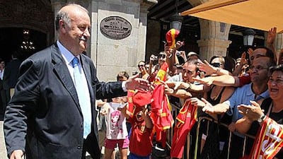 Vicente del Bosque gets a Salamanca welcome.