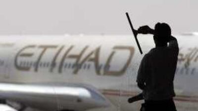 Etihad Airways is targeting "dual-income, no kids" couples with last-minute fare deals to destinations in the Middle East, India and UK.