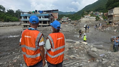 Two UNOPS workers in the Dhunge region in Nuwakot, Nepal. Photo: UNOPS