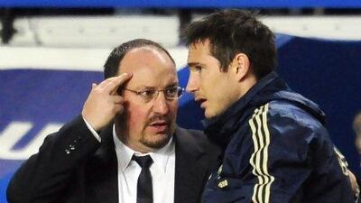 Chelsea's Spanish interim manager Rafael Benitez (L) talks to Chelsea's English midfielder Frank Lampard before he is substituted during the English League Cup first leg semi-final football match between Chelsea and Swansea City at Stamford Bridge in London on January 9, 2013. AFP PHOTO / GLYN KIRK RESTRICTED TO EDITORIAL USE. No use with unauthorized audio, video, data, fixture lists, club/league logos or ìliveî services. Online in-match use limited to 45 images, no video emulation. No use in betting, games or single club/league/player publications.