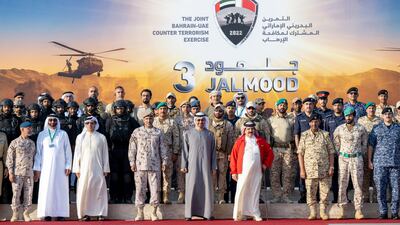 Sheikh Mohamed and King Hamad with participants in the drill, alongside Sheikh Nasser, Sheikh Mansour, Mr Al Bawardi, Maj Gen Essa and other dignitaries.