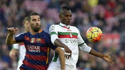 Barcelona midfielder Arda Turan vies with Granada midfielder Uche. Lluis Gene / AFP