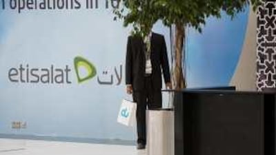 A man stands beside an Etisalat advertisement while holding a du shopping bag at the MECOM 2008 Exhibition in Abu Dhabi. While both network providers have fairly similar pricing plans, each company offers specific deals and services that could best cater to your lifestyle. Before committing to a plan, make sure you have done some research.