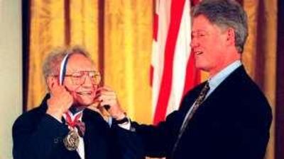 A playful Paul Samuelson receives the 1996 National Medal of Science from the US president Bill Clinton.