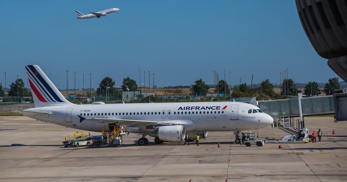Fluggesellschaften stellen Flüge in den Nahen Osten nach Dubai, Riad und Beirut aufgrund des erneuten US-Iran-Konflikts ein. Fluggesellschaften stellen Flüge in den Nahen Osten nach Dubai, Riad und Beirut aufgrund des erneuten US-Iran-Konflikts ein.