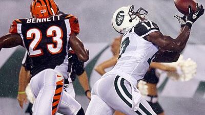 Plaxico Burress catches a 26-yard pass from Mark Sanchez to score a touchdown on his return to the NFL.