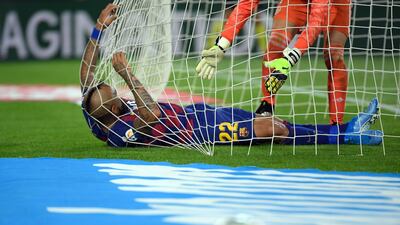 Barcelona's Chilean midfielder Arturo Vidal is helped to stand up by Valladolid's Spanish goalkeeper Jordi Masip at the Camp Nou stadium in Barcelona on October 29, 2019. / AFP / LLUIS GENE