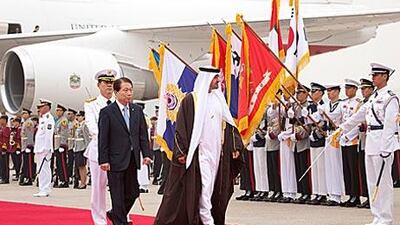 Sheikh Mohammed bin Zayed, Crown Prince of Abu Dhabi and Deputy Supreme Commander of the UAE Armed Forces, with South Korea's minister of foreign affairs and trade, Yu Myung-Hwan, left.