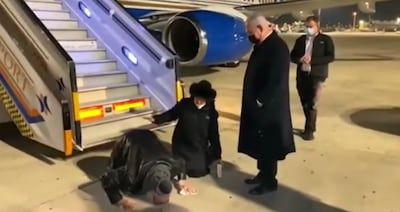 Israeli Prime Minister Benjamin Netanyahu welcomes Jonathan Pollard, who kisses the ground upon arrival in Israel. Photo: Prime Minister's office