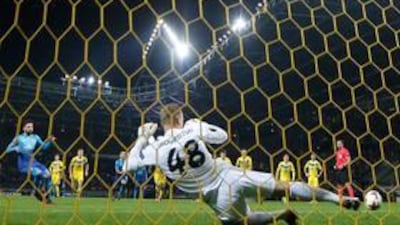 Arsenal's Olivier Giroud, left, scores his side's fourth goal from the penalty spot during the Europa League group H soccer match between Bate and Arsenal at the Borisov-Arena stadium in Borisov, Belarus, Thursday, Sept. 28, 2017. (AP Photo/Sergei Grits)