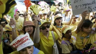 Anti-government protesters arrive outside Government House in Bangkok, Thailand on Nov 23 2008.
